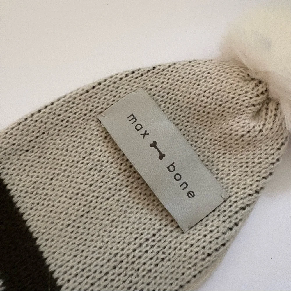 Max Bone Aspen Dog Scarf Beige Nude Black Size Medium Pom Pom Winter Outfit Soft
