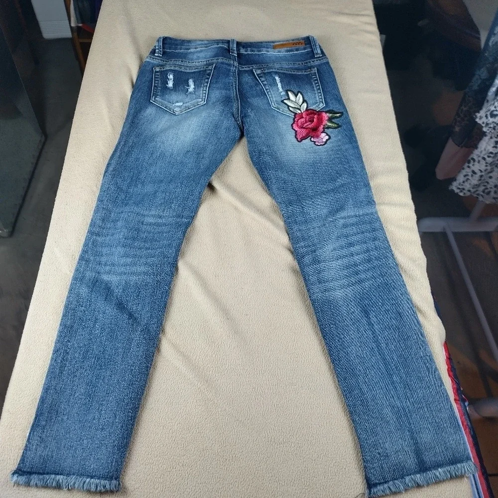 Dollhouse Charley Women's Size 3 Jeans  Blue Denim Ankle Distressed  Rose Patch