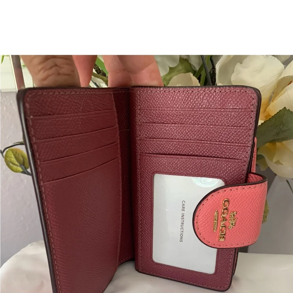 NWOT Coach Medium Leather Corner Zip Wallet