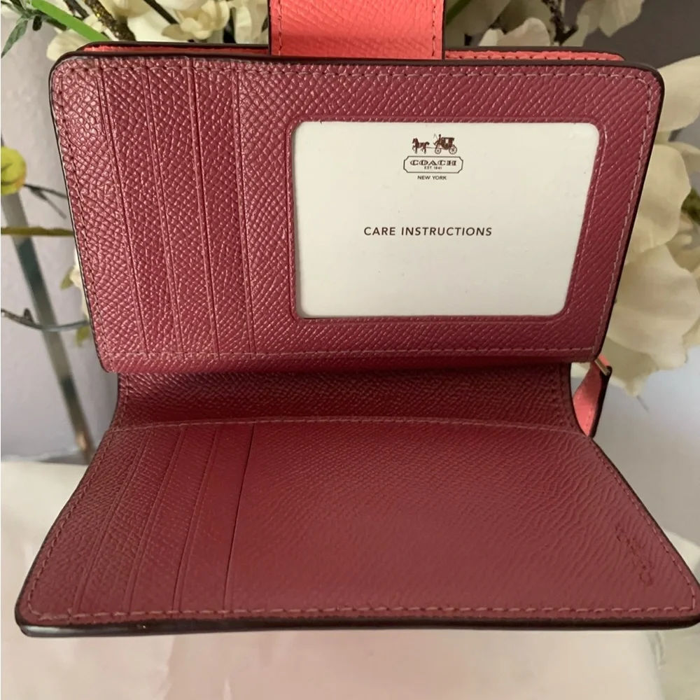 NWOT Coach Medium Leather Corner Zip Wallet
