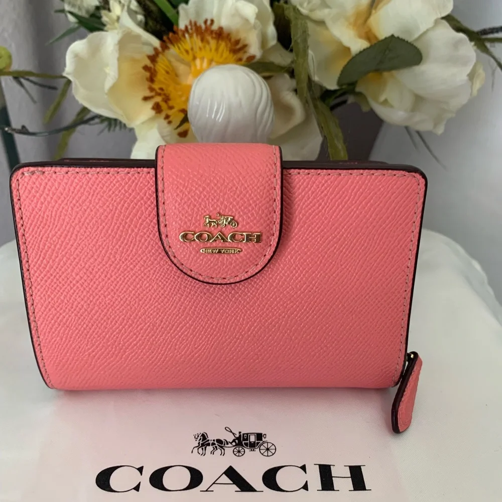 NWOT Coach Medium Leather Corner Zip Wallet