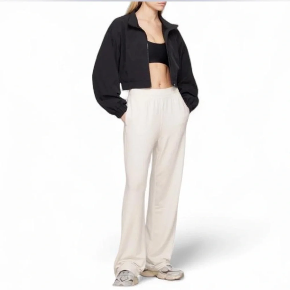 ALO Yoga style “cropped