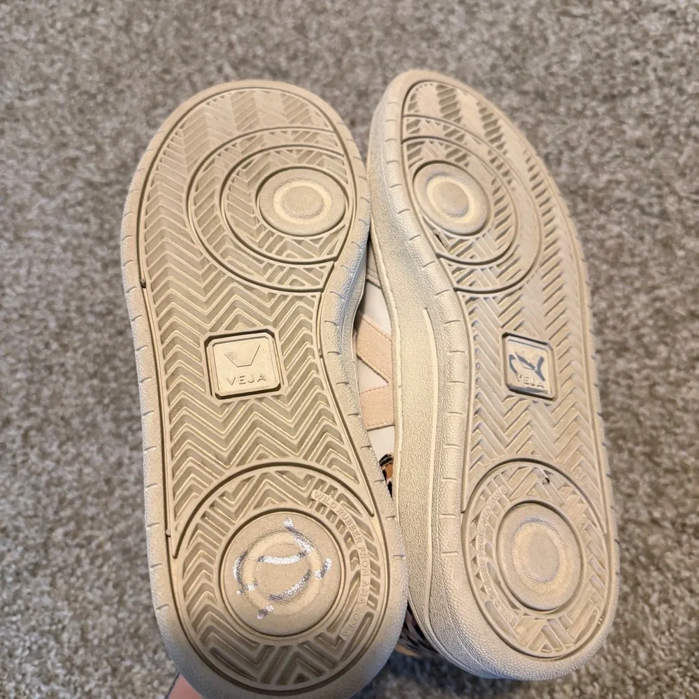 Veja 39 leather