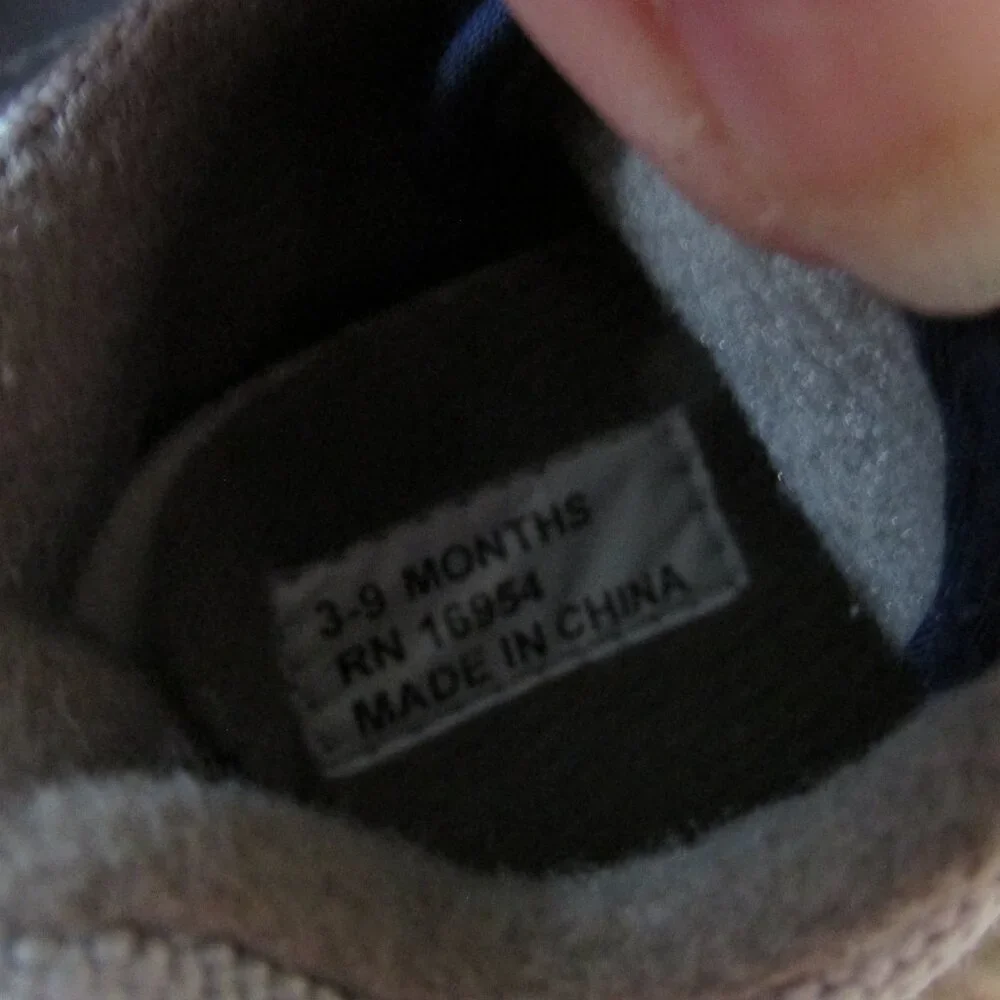 Unbranded sneaker tennis