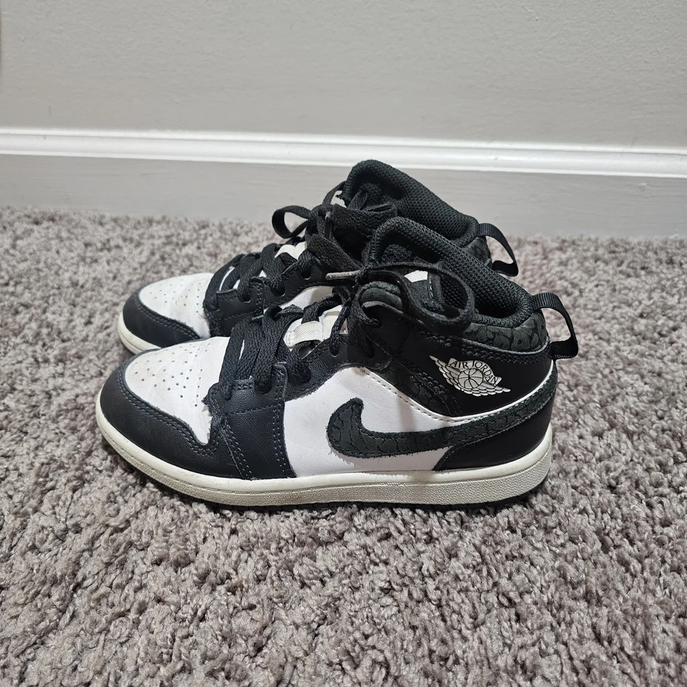 NIKE JORDAN MID TOP PANDA ELELPHANT SNEAKERS Youth Size 1