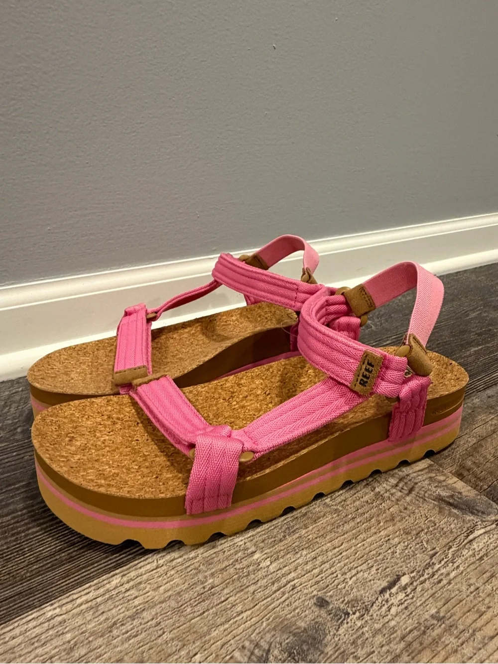 NWOT Reef Cushion Rem Hi Platform Sandals Pink Women’s size 10 Arch Support