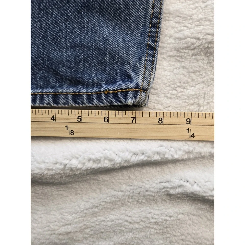 Levis easily up