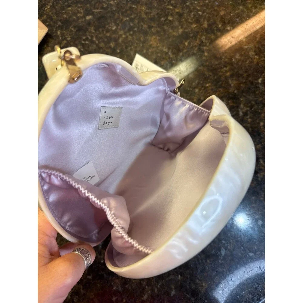 A New Day Pearl Marbled Heart Acrylic Clutch Purse Acrylic ChainHandle NWT