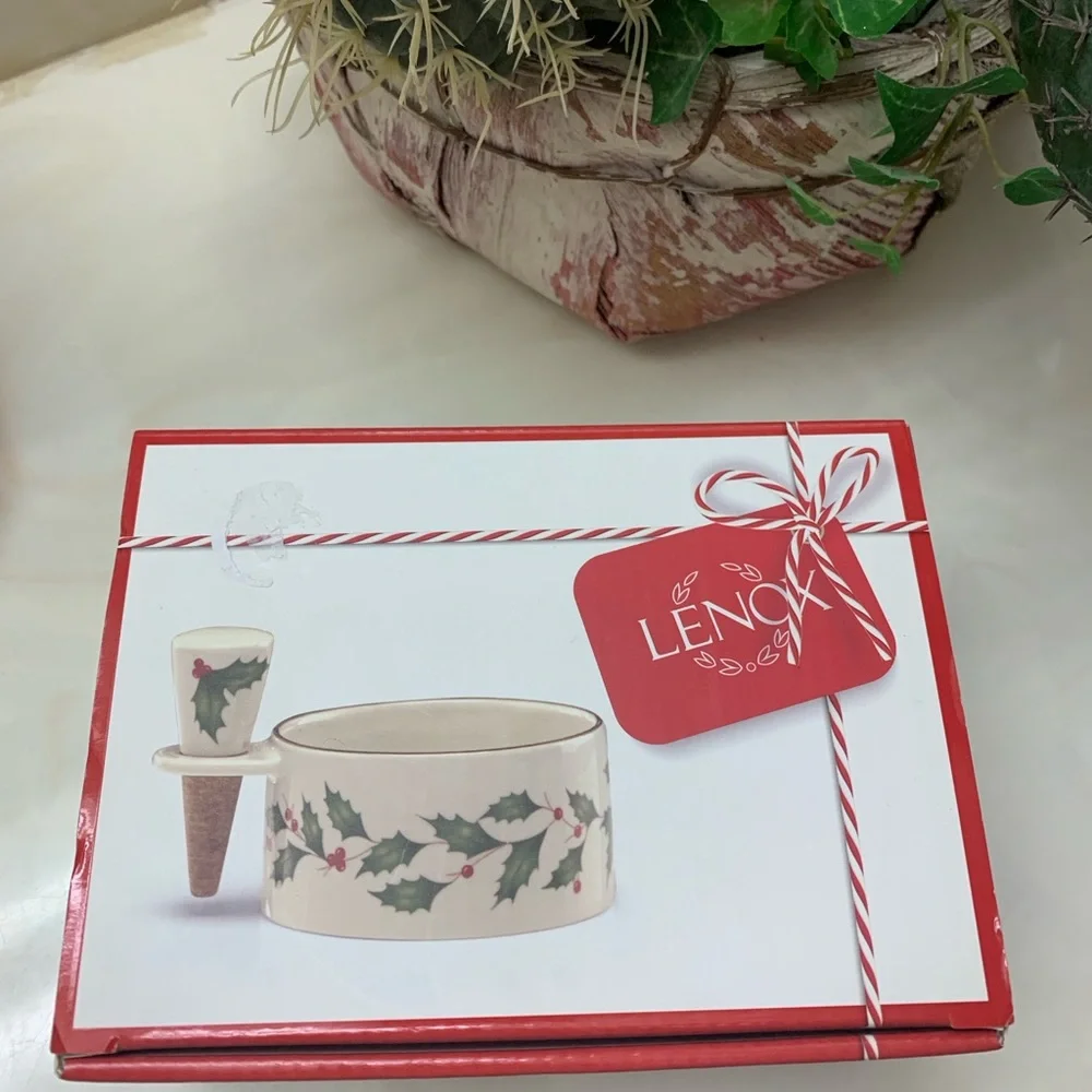 Lenox has holly design