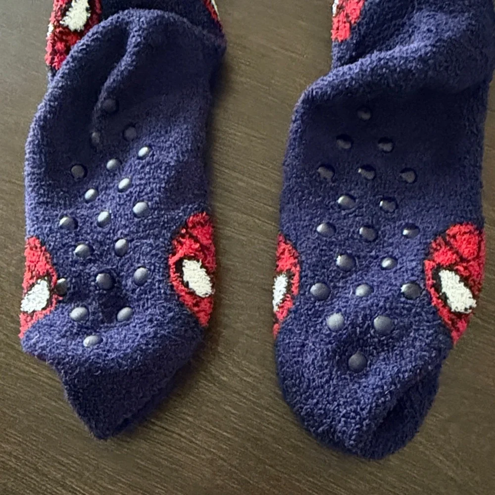Spider Man Boys Cozy Socks Size Medium/Large Grip Socks Navy Blue