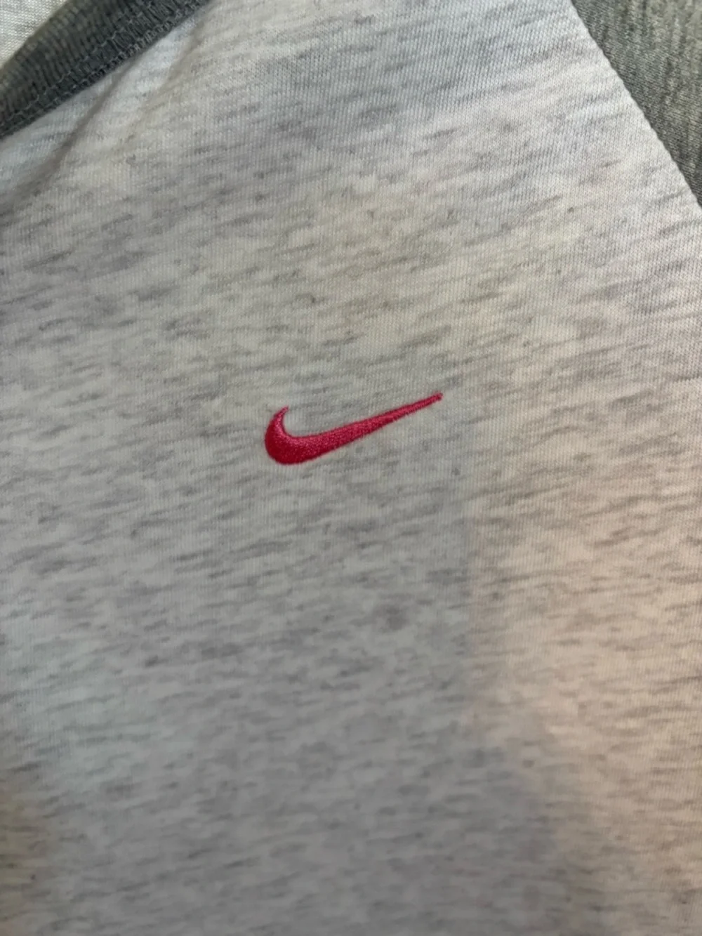 Nike chest charcoal subtle