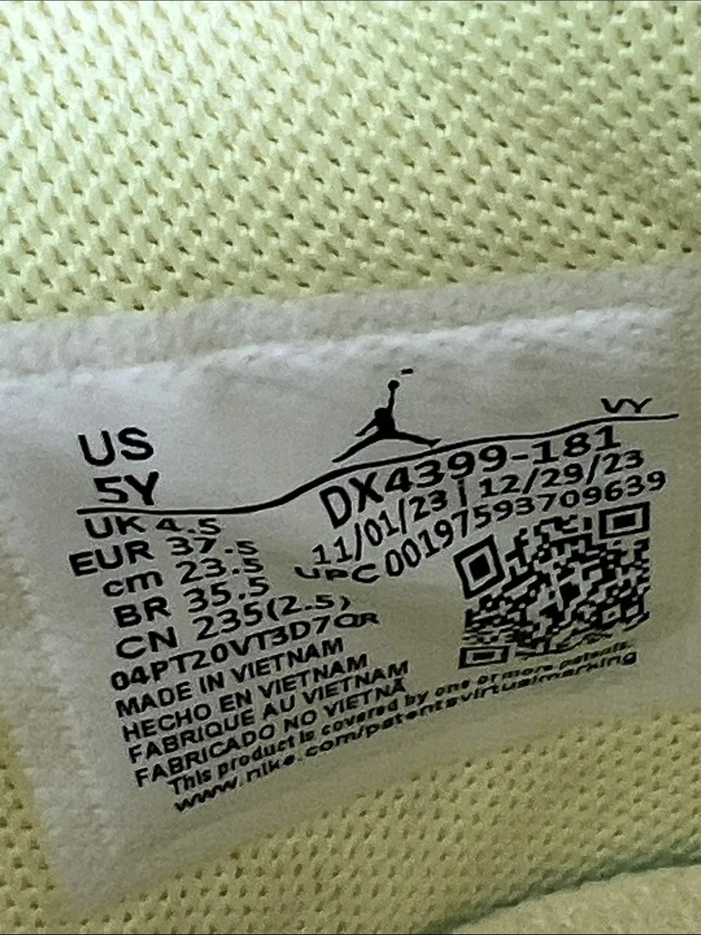 Nike Kids Low-Top Sneakers in Cream with Yellow Swoosh
