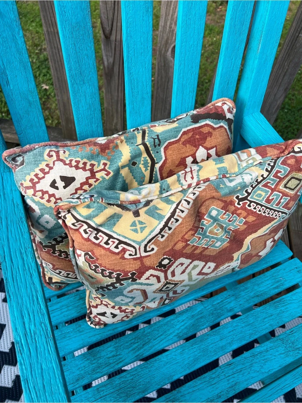 🌻2 Patterned Throw Pillows