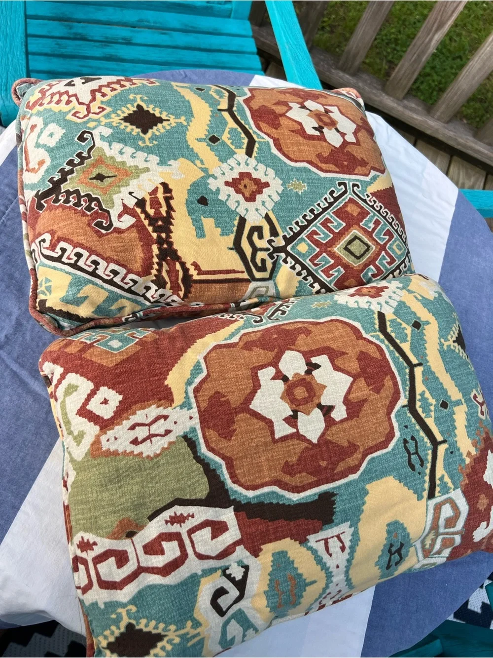 🌻2 Patterned Throw Pillows