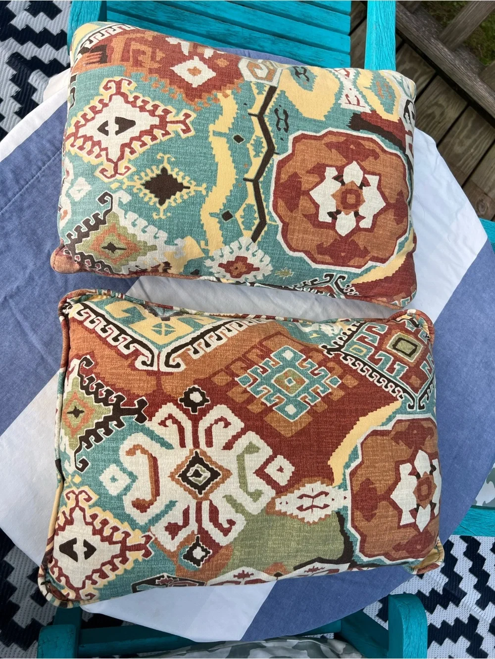 🌻2 Patterned Throw Pillows