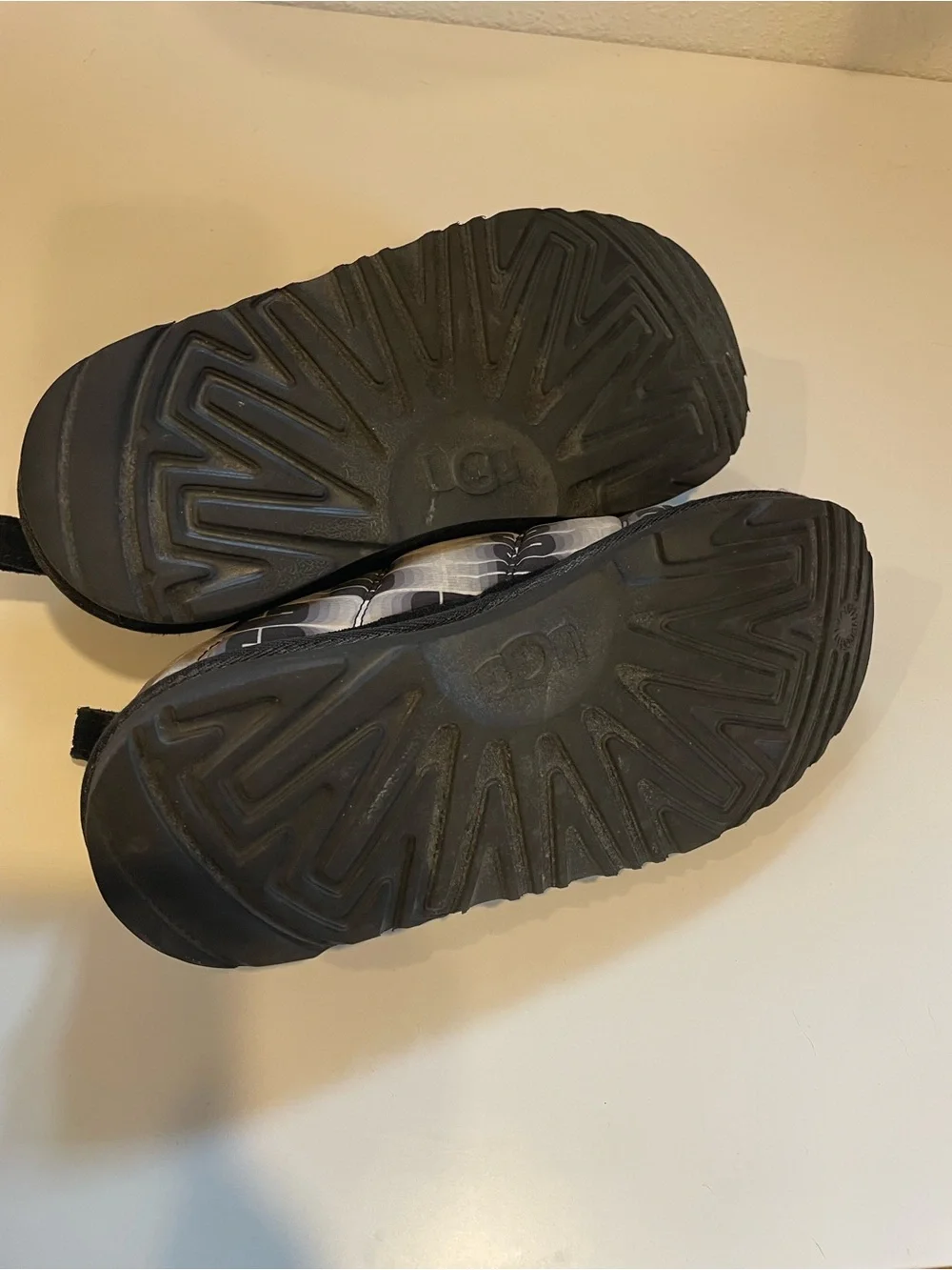 UGG off logo
