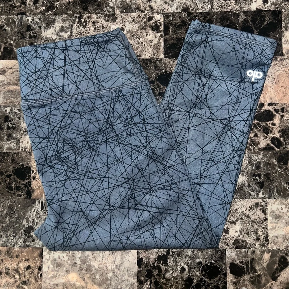ALO YOGA CROPPED 19” LEGGING GREY GEOMETRIC COLOR SIZE SMALL EUC