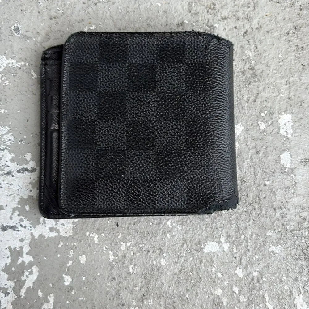 Louis Vuitton please look