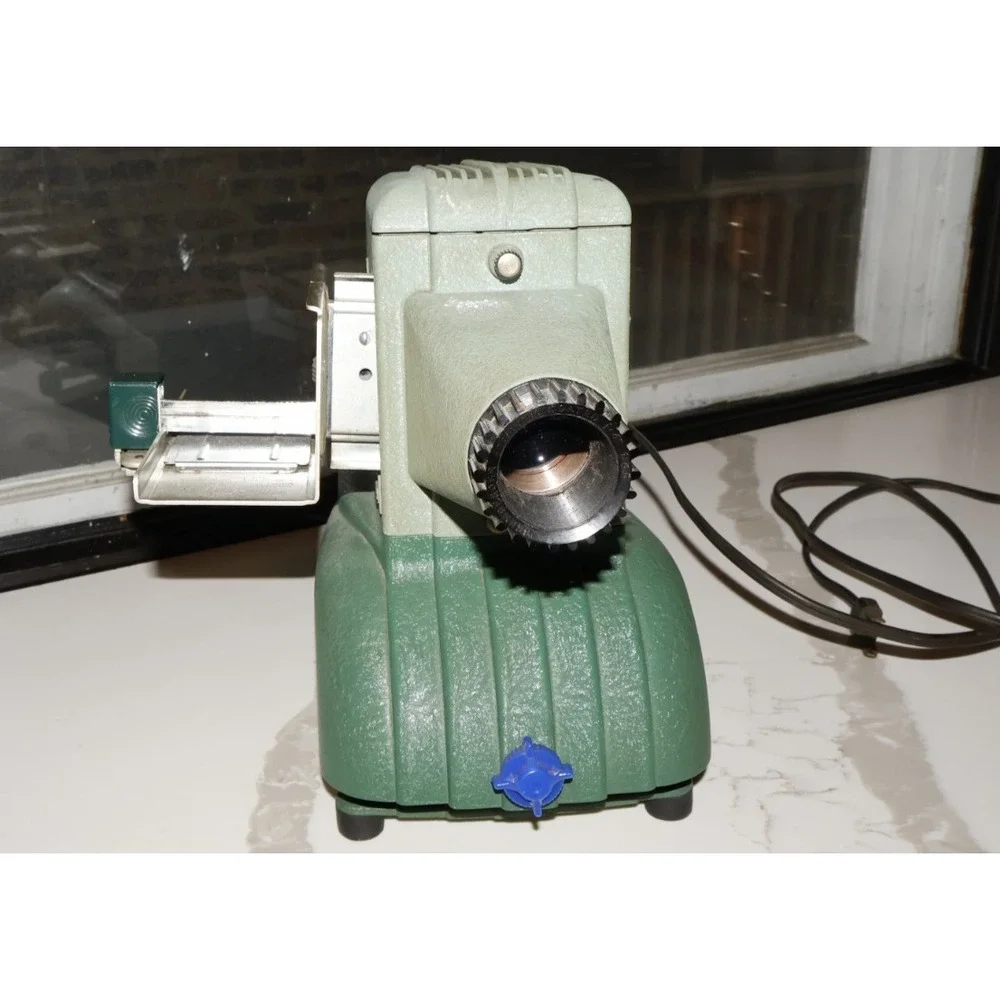 Brumberger Co Slide Projector With slide magazine - TESTED and works