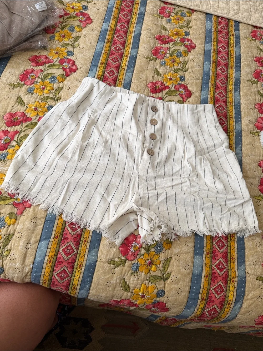 Promesa Linen Blend Buttoned Front Frayed Hemline Shorts. Size S