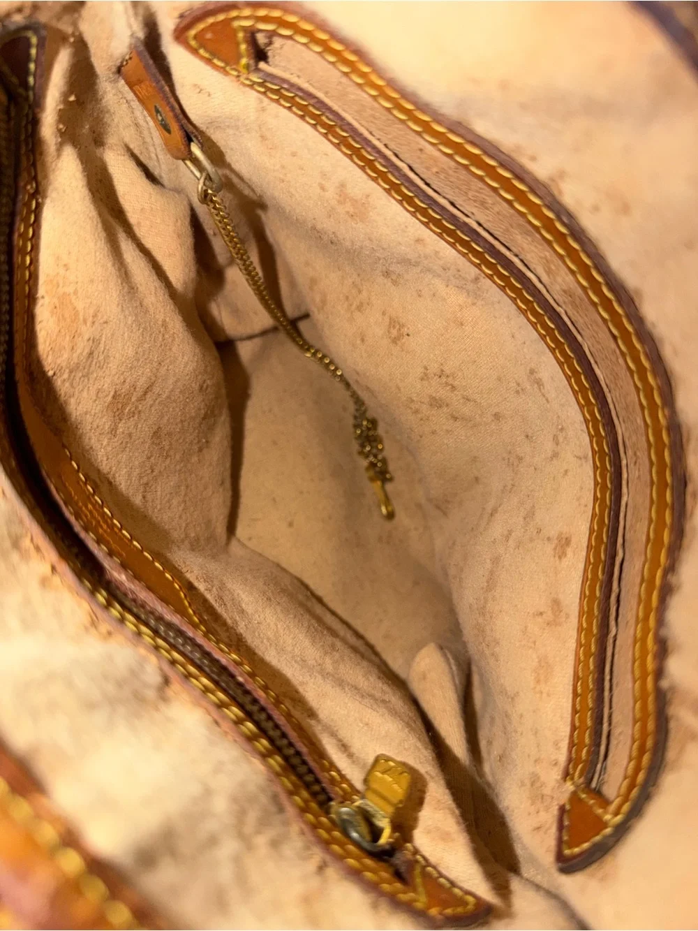 Louis Vuitton excellent pm pockets