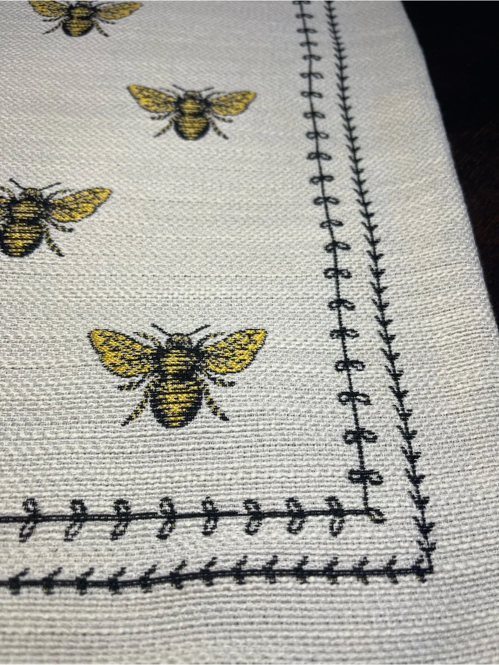 Unbranded bee accent
