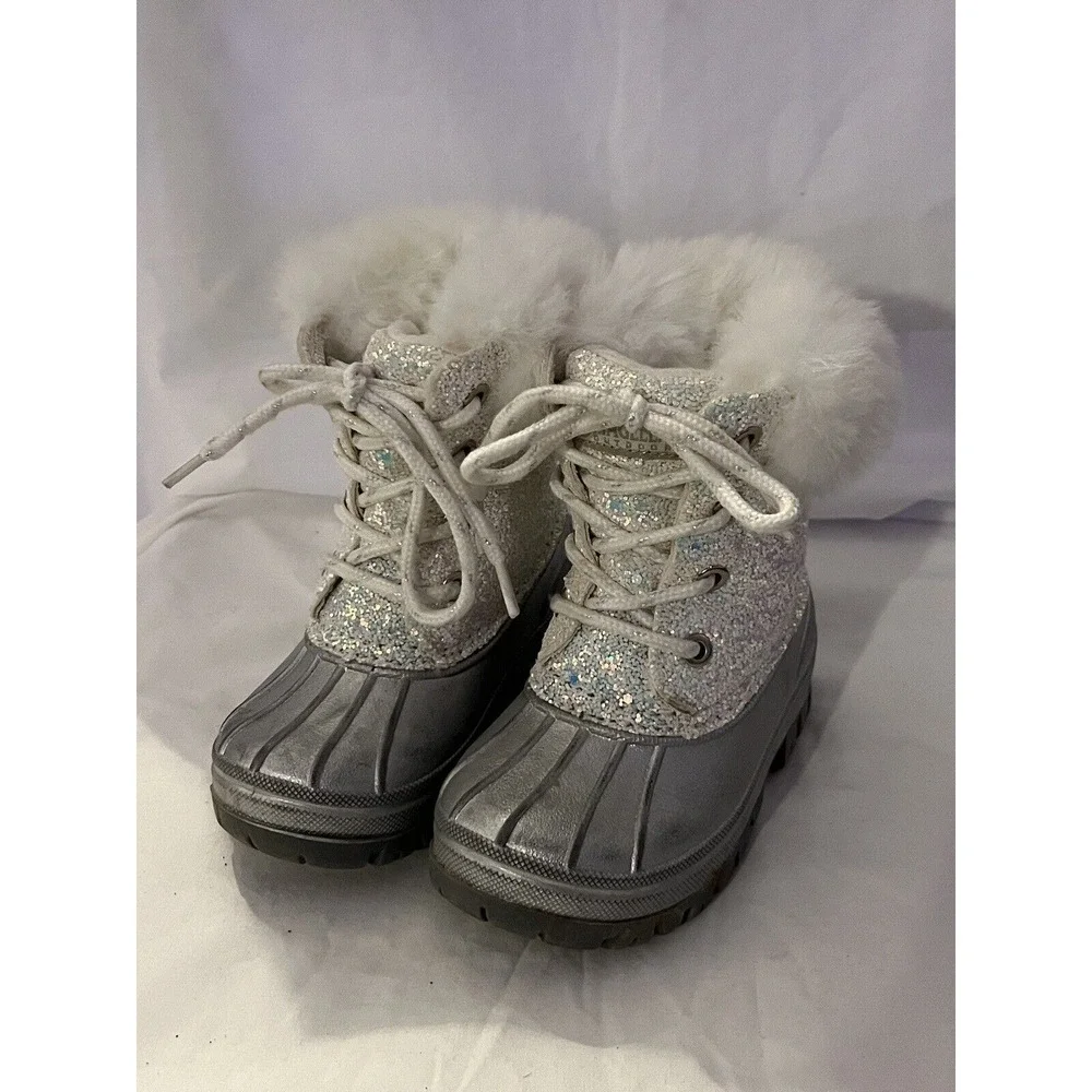 Magellan Outdoors Duck Boots Girls Size 7 Silver‎ w/ Fur Trim Winter Snow