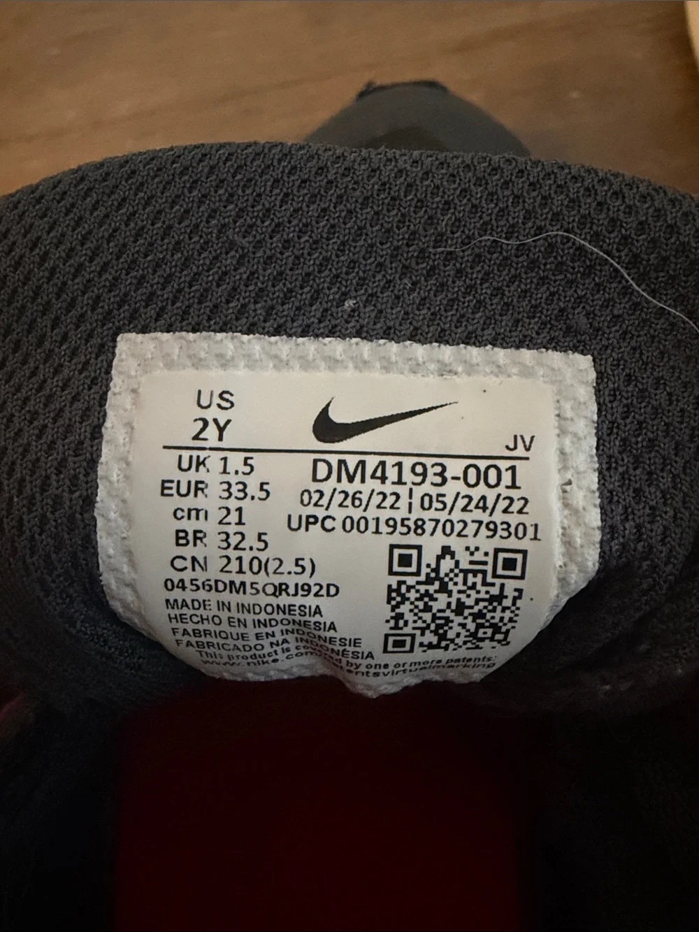 Nike Size 2 Kids Black and Red Hook-and-Loop Sneakers