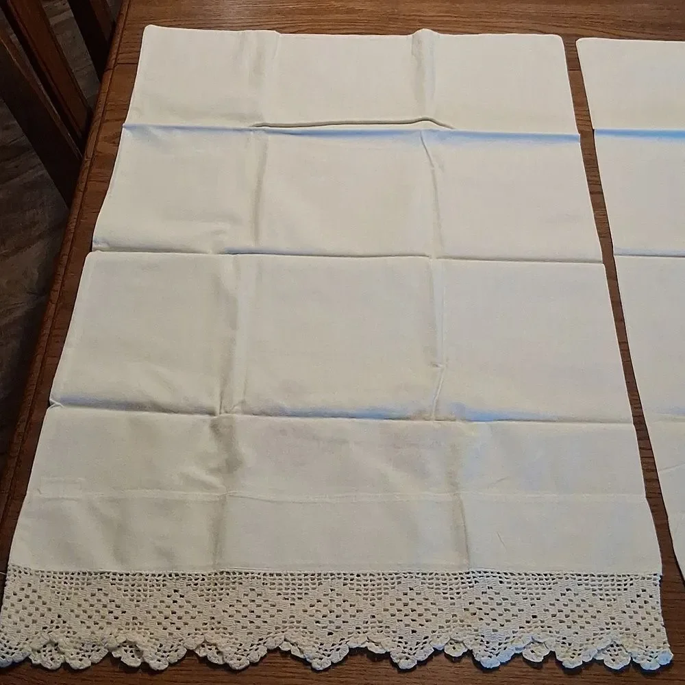 Vintage Pair Of Pillowcases With Painted Roses And Tatted Lace‎ Edge.