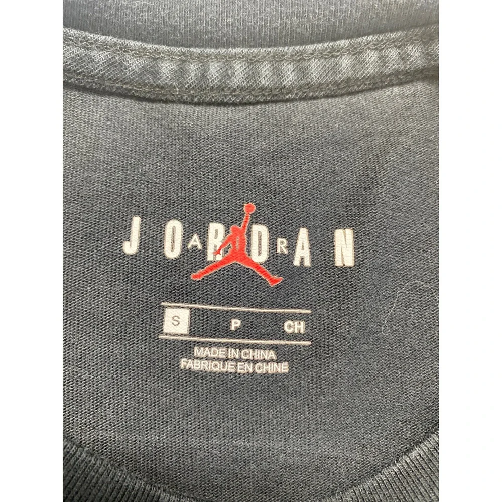 Jordan sporty accents this