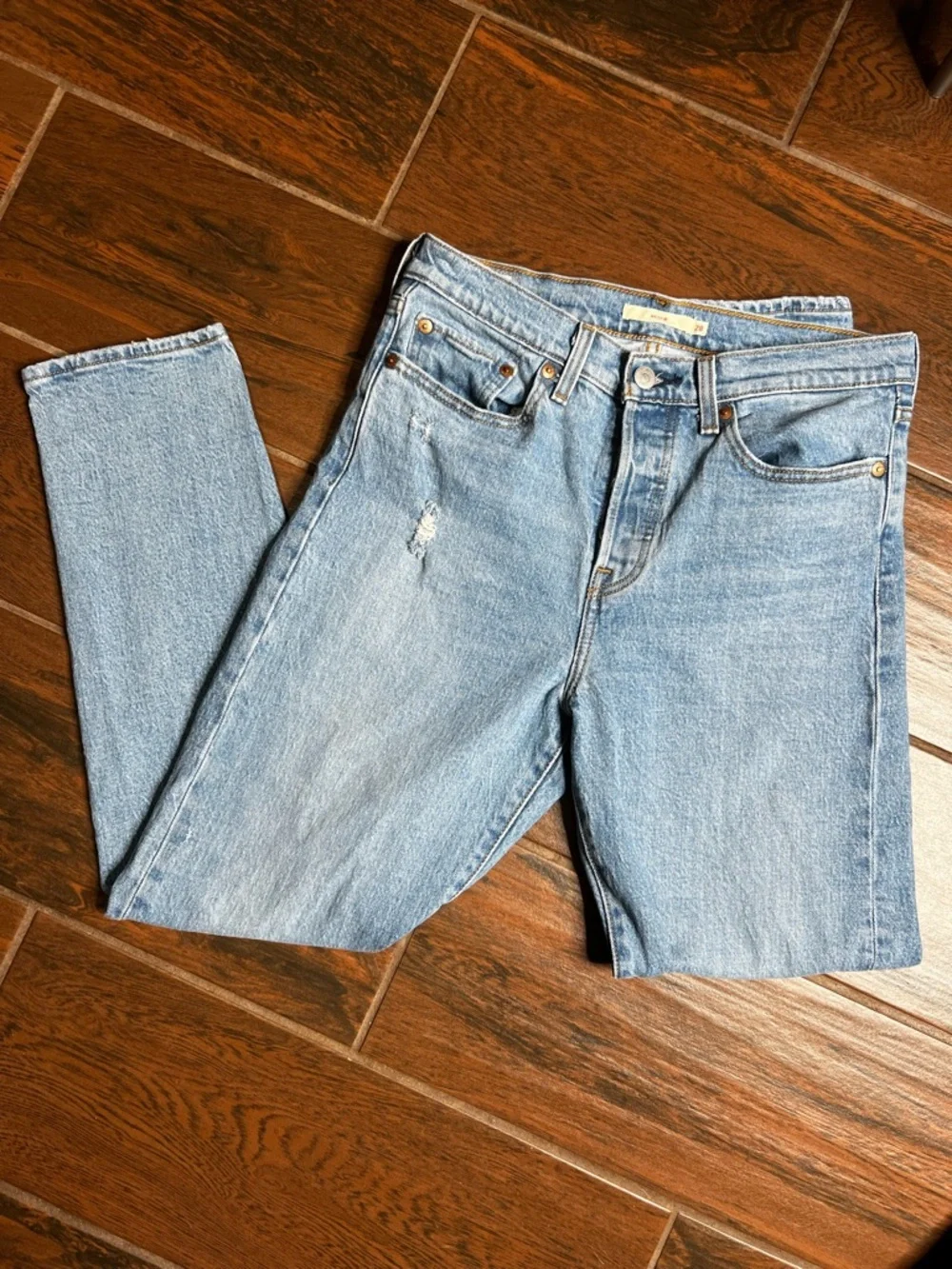 Levis distressed size