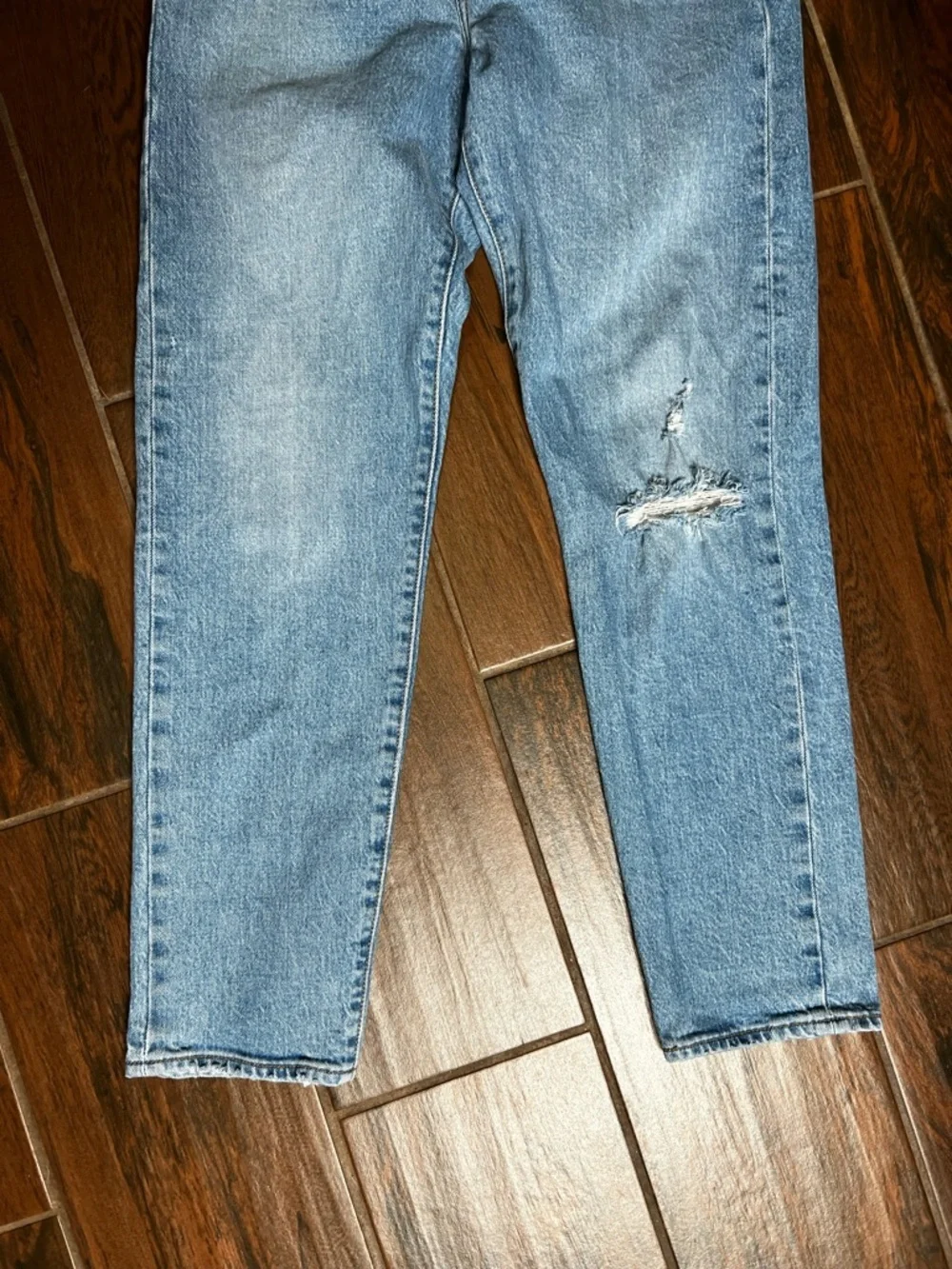 Levis 28 distressed