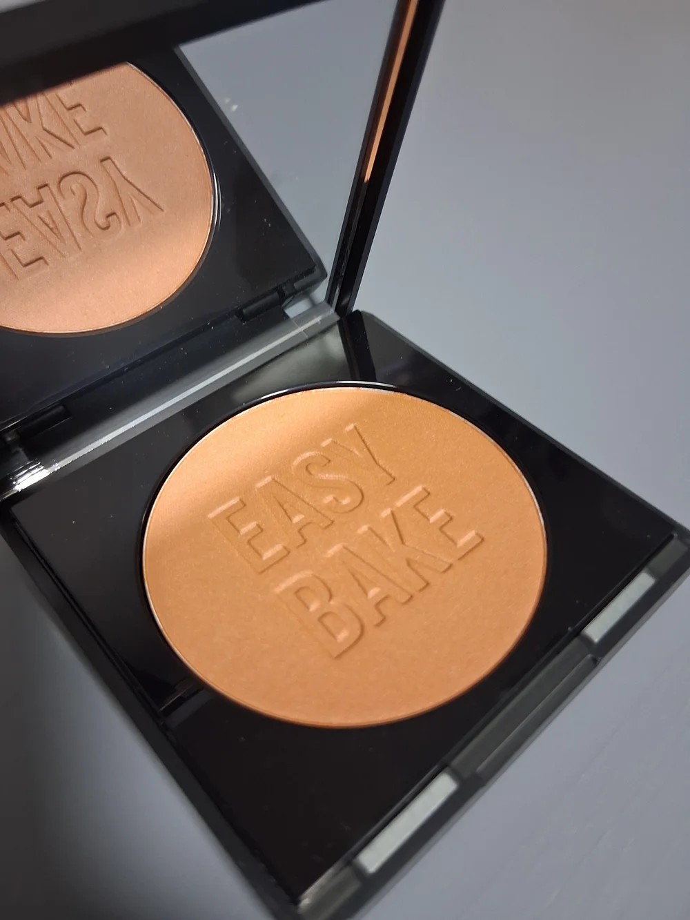 Huda Beauty Easy Bake & Snatch Pressed Brightening Setting Powder - Coffee Cake
