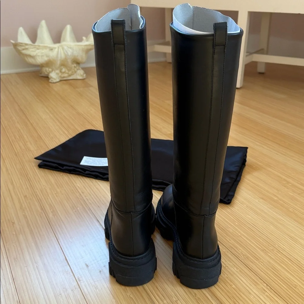 Gia Borghini lug purchased dust
