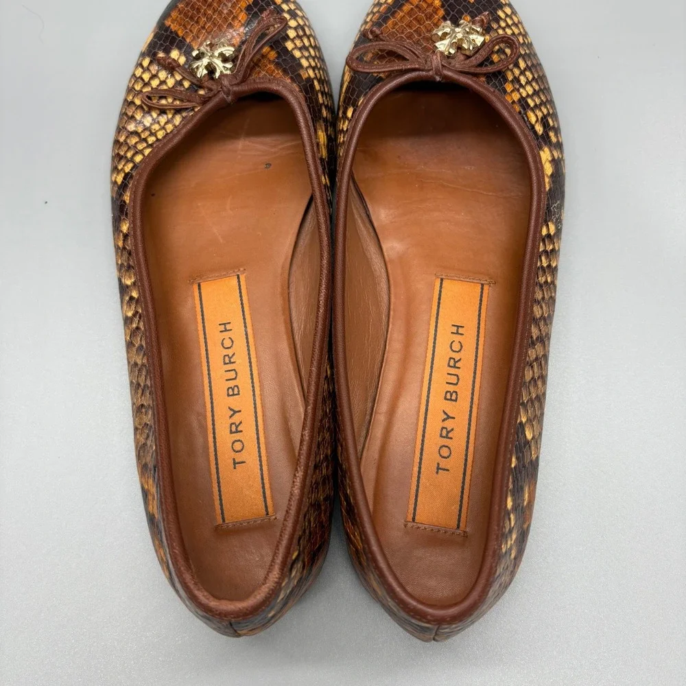 Tory Burch Ballet Flats 7M Snakeskin Python Embossed Leather Logo Charm Brown‎