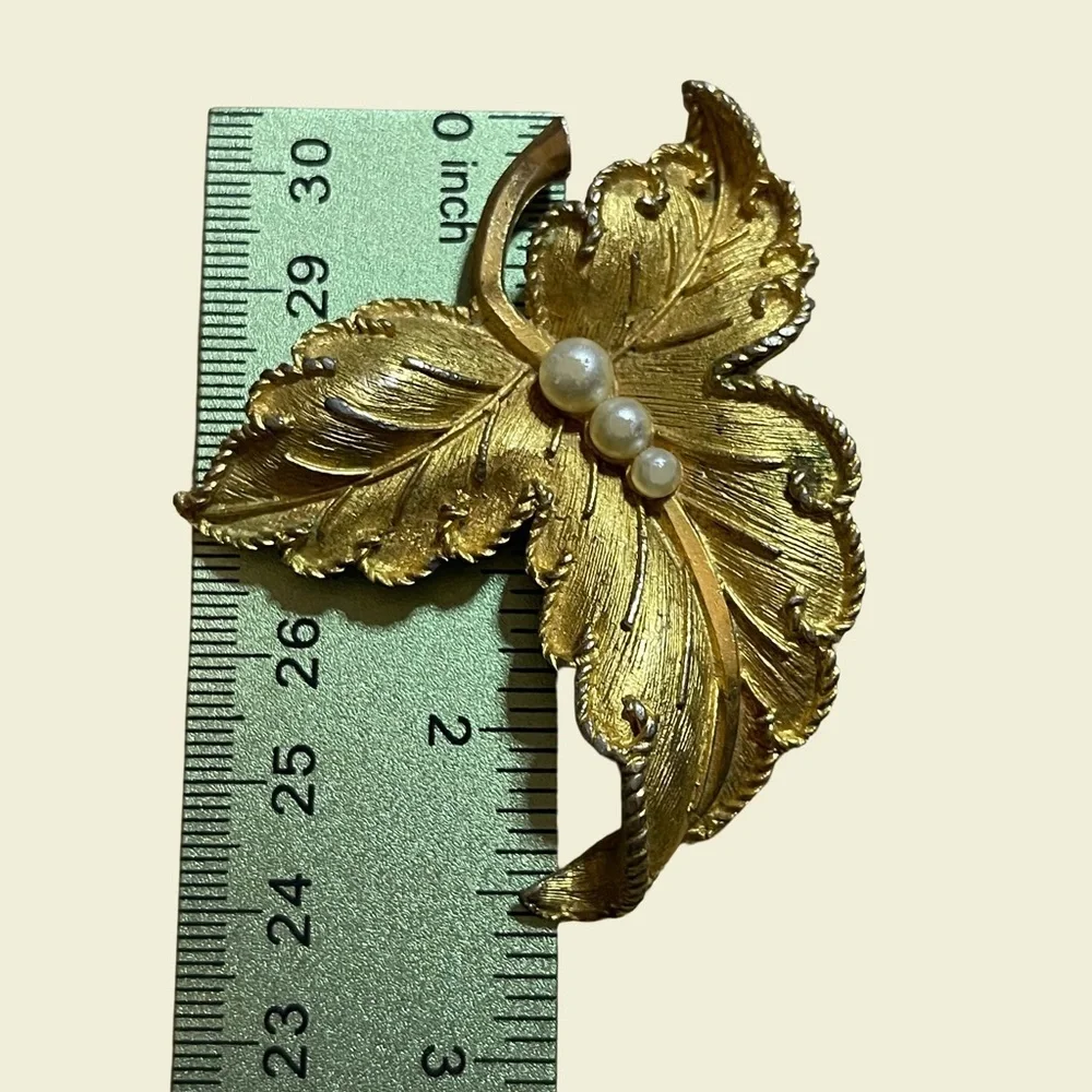 Beautiful! Brushed Gold tone Leaf Brooch with faux Pearls Vintage Fall