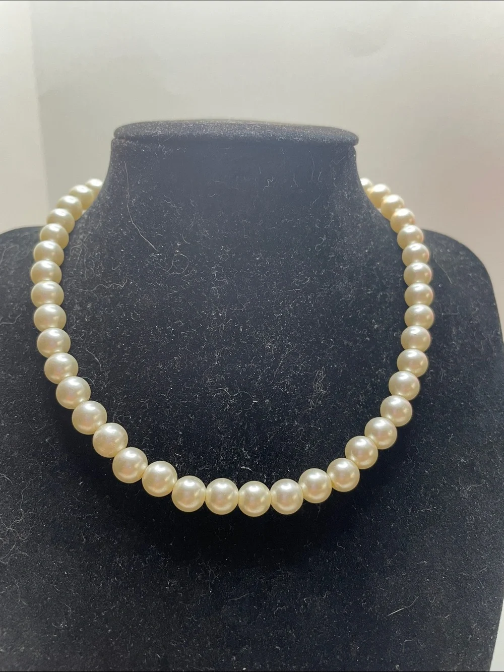 Stretchy Classic Faux Pearl Strand Necklace in Cream/White