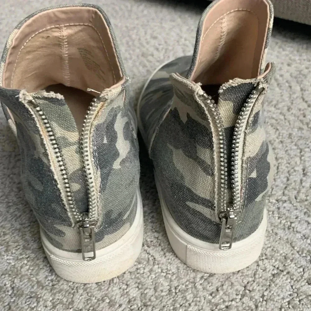 Steve Madden Georgie sneaker size 9 1/2 medium camouflage canvas print