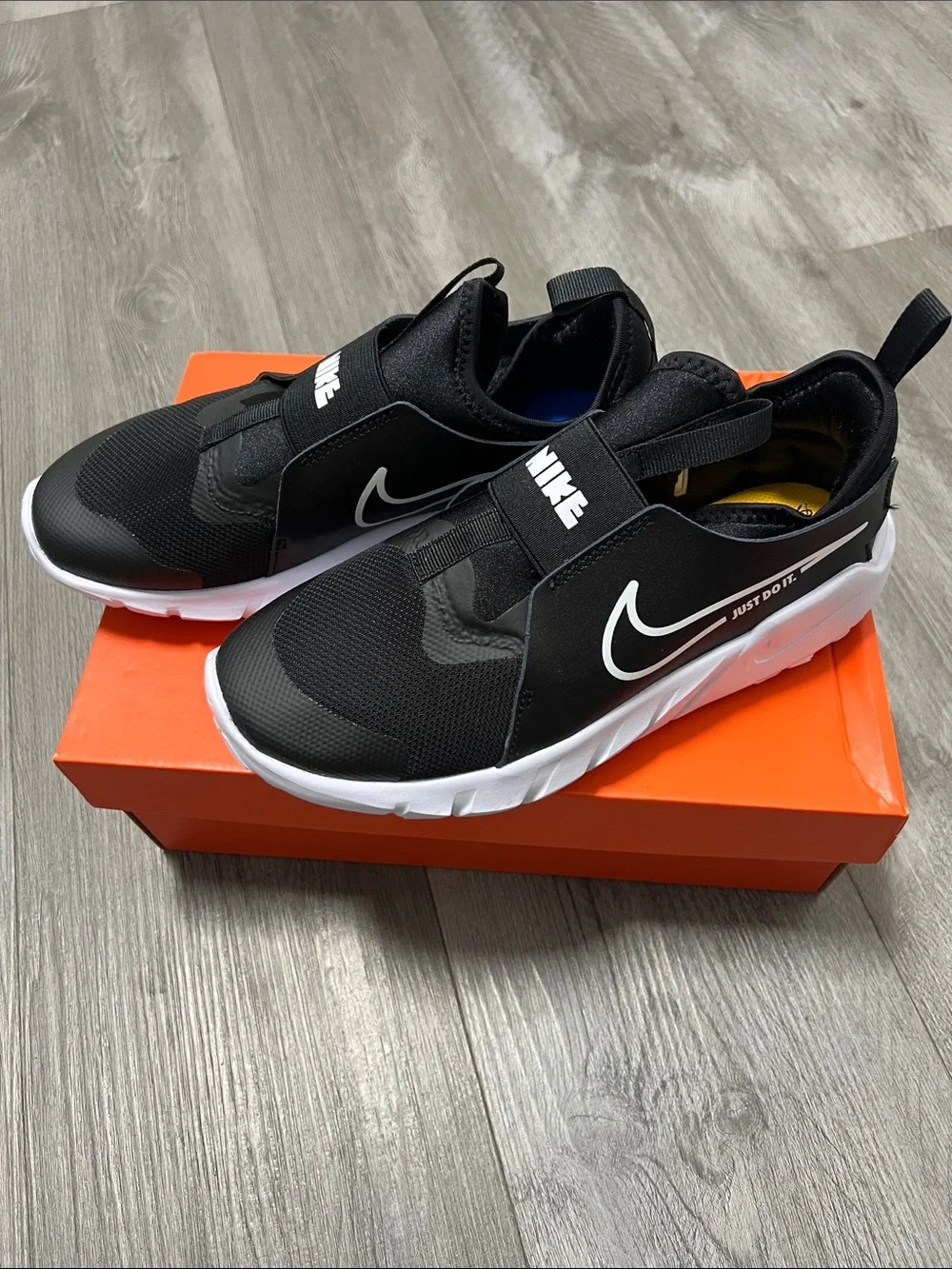 Nike Flex Runner 2 ( GS) - size 5Y like new!