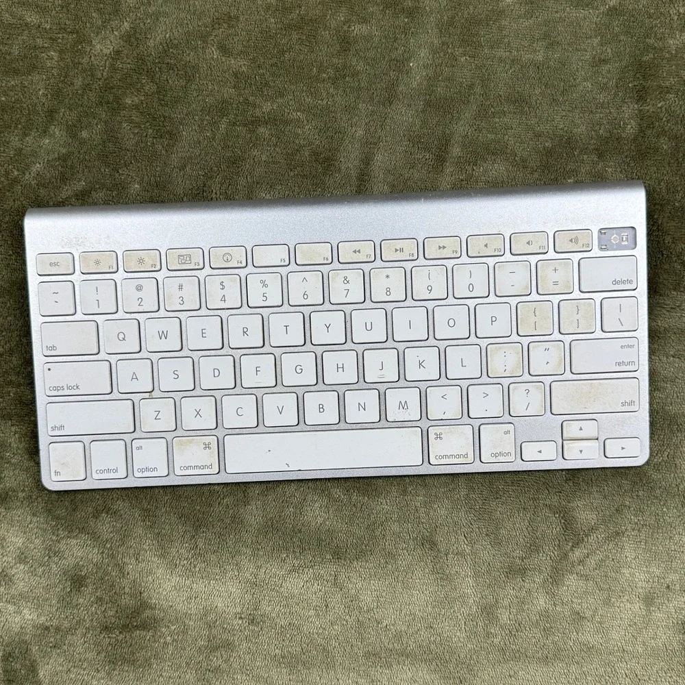 Apple Wireless Keyboard A1314 Silver Aluminum Bluetooth MC184LL/B Mac iPad