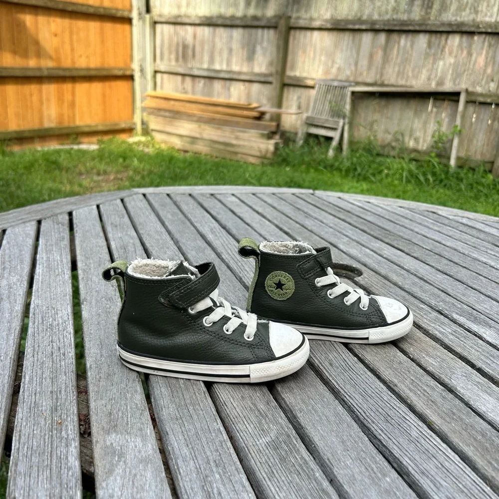 Converse ships green