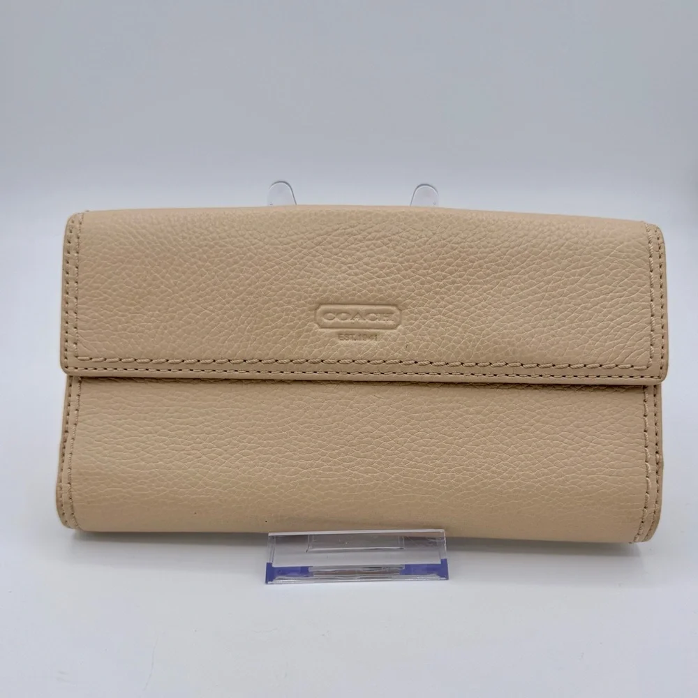 Coach Hampton Turn lock Pebbled Leather‎ Wallet Light Beige / Ivory
