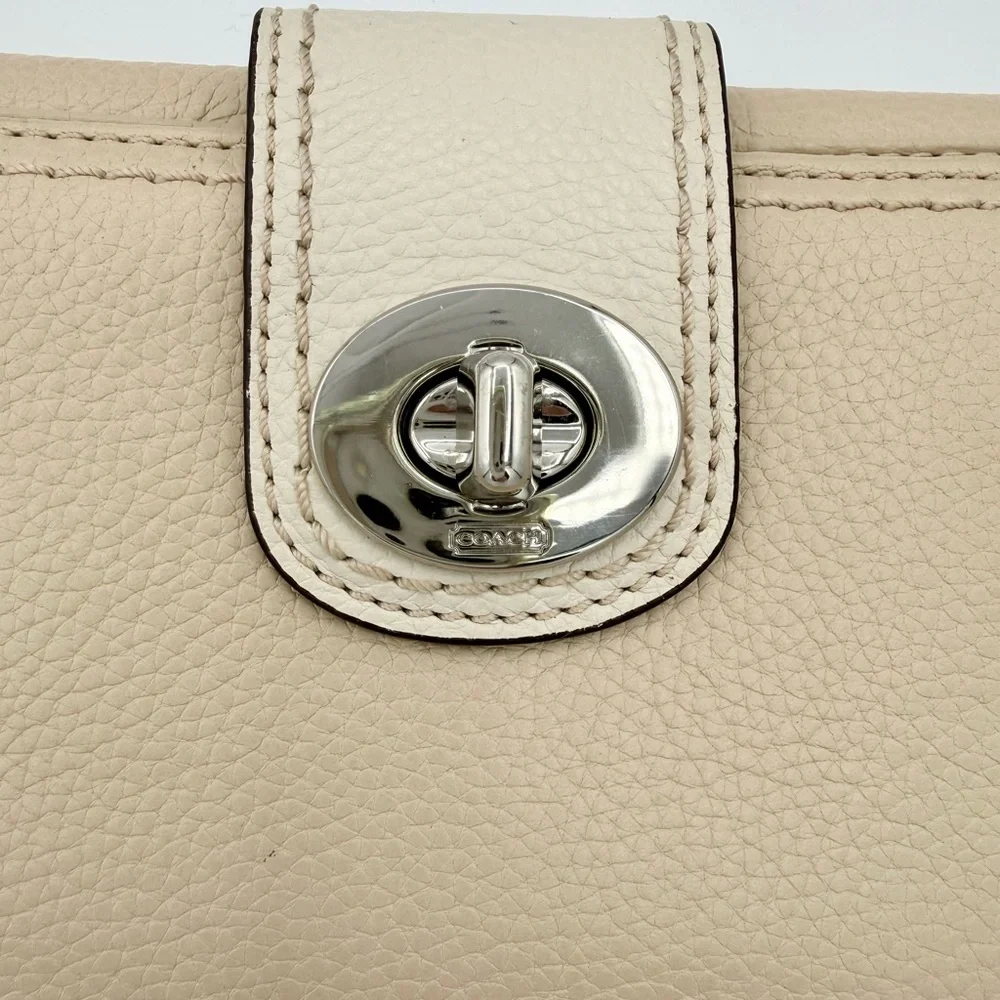 Coach Hampton Turn lock Pebbled Leather‎ Wallet Light Beige / Ivory