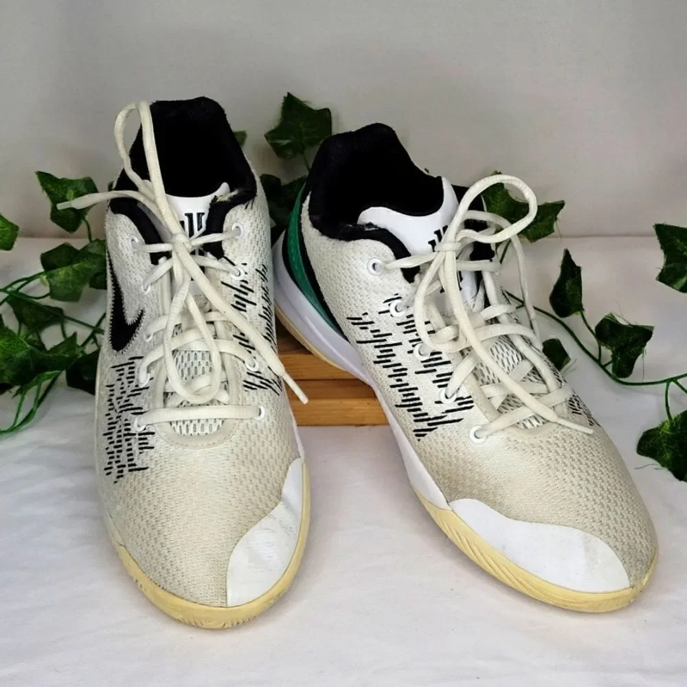 Nike. Kyrie Flytrap Basketball Shoes. Youth size 7.