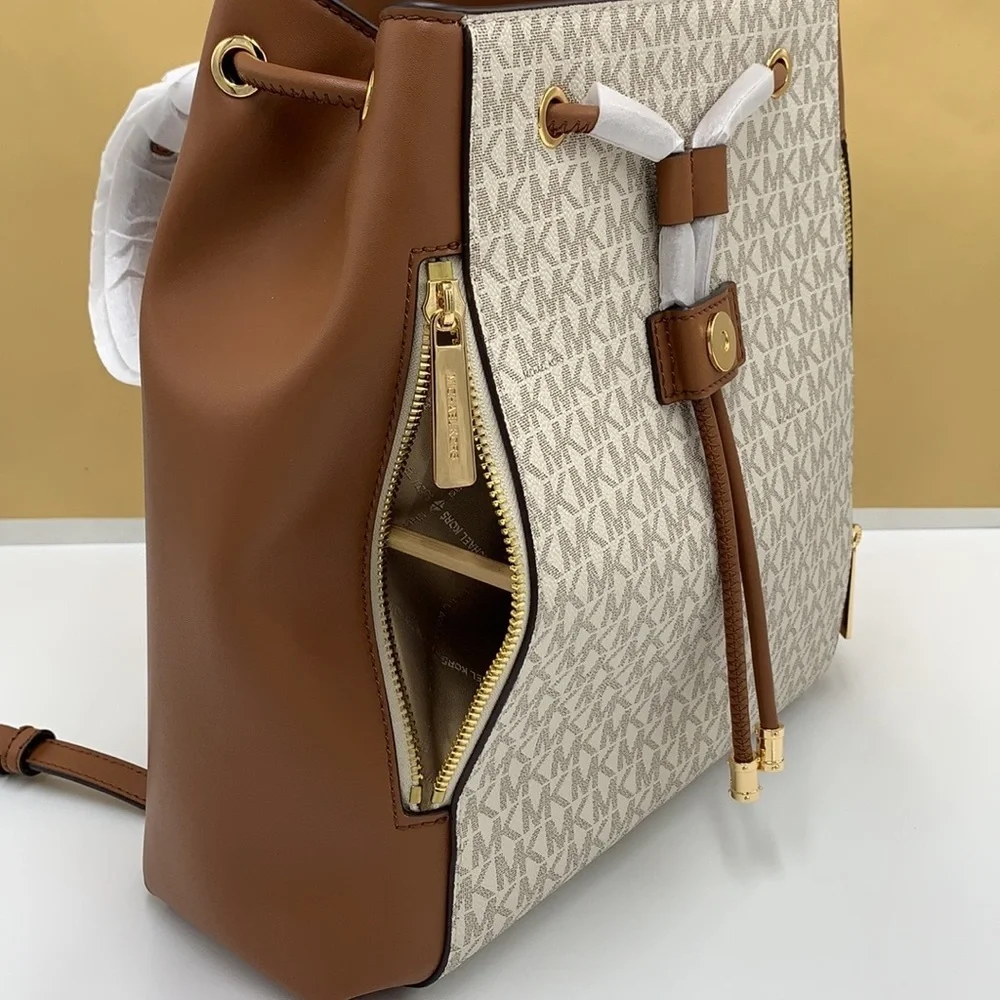 MICHAEL KORS PHOEBE MEDIUM DRAWSTRING BACKPACK VANILLA/ BROWN SIGNATURE COLOR