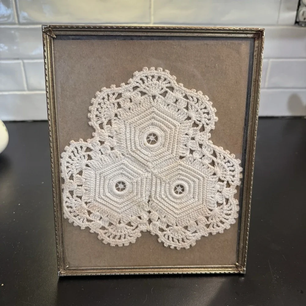 Vintage framed doily‎