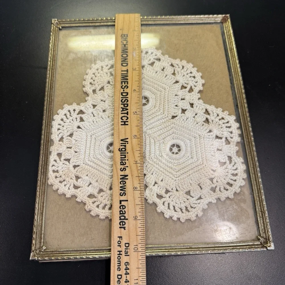 Vintage framed doily‎