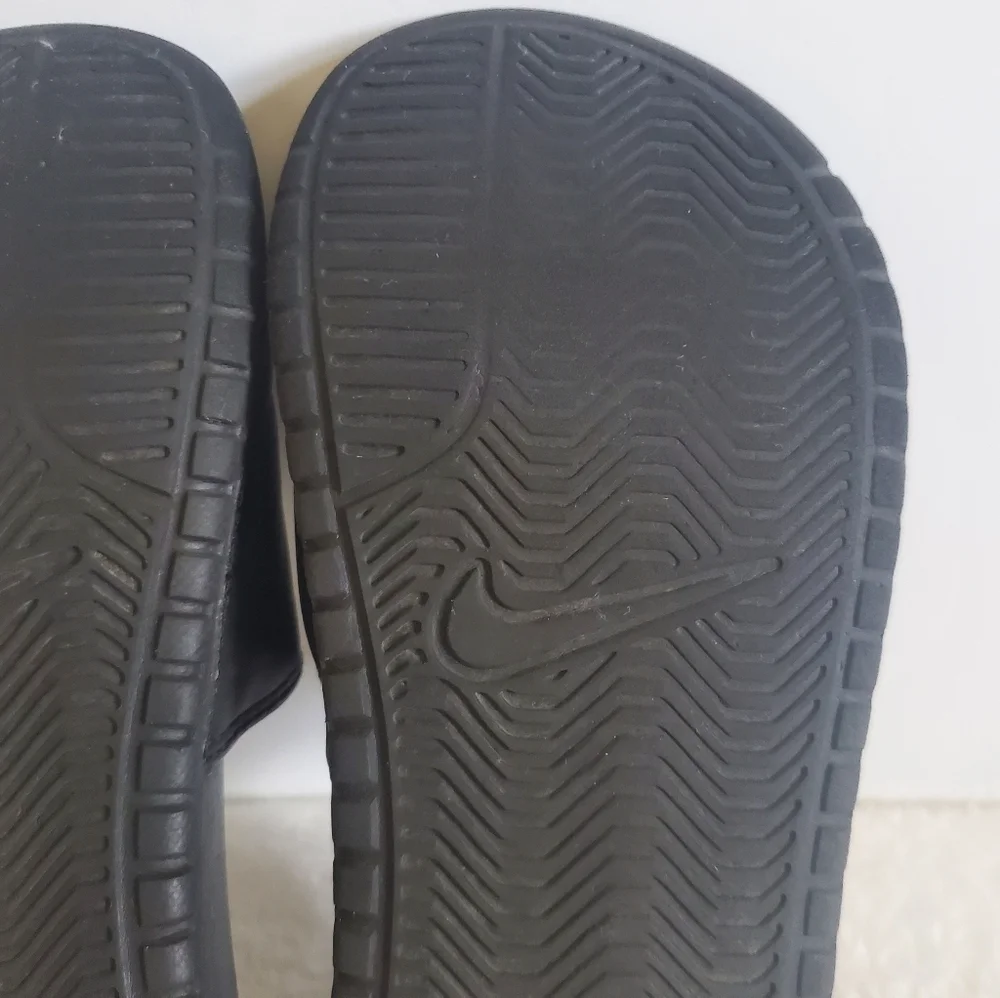 Nike benassi black