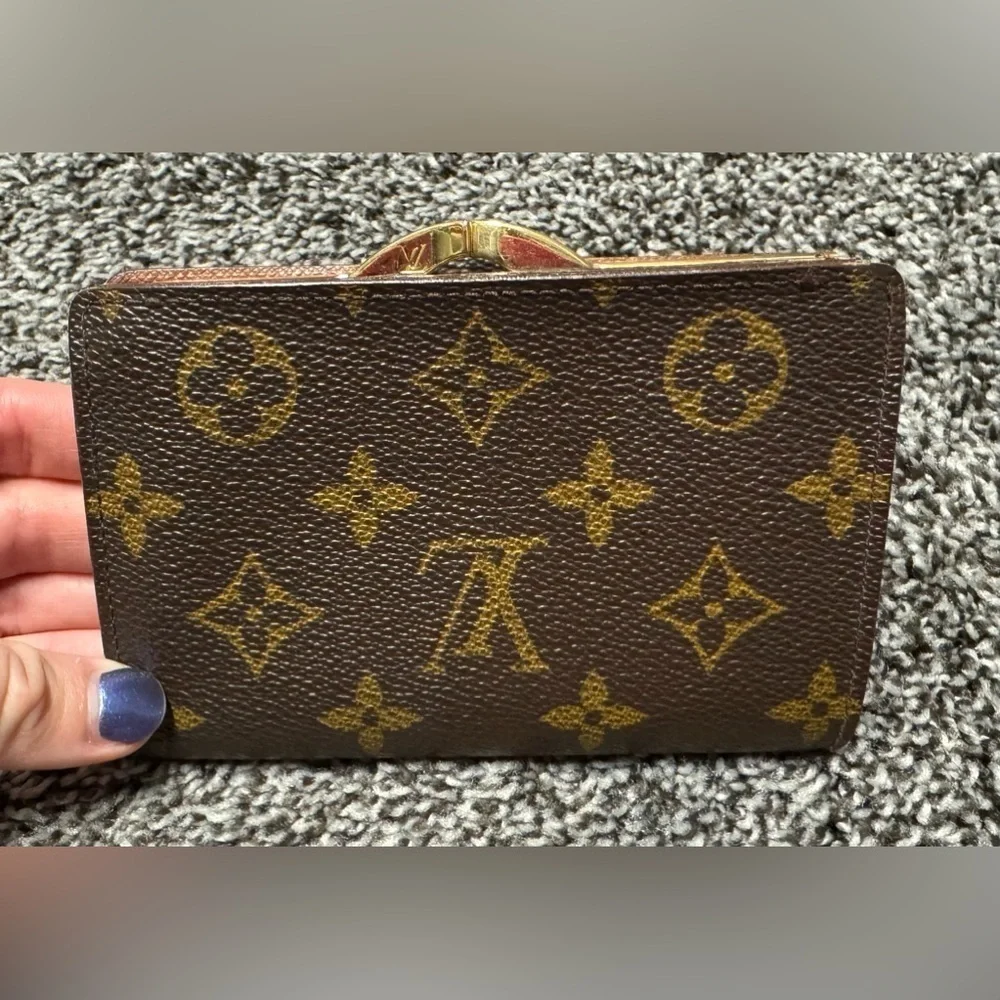 Louis Vuitton kiss lock monogram wallet