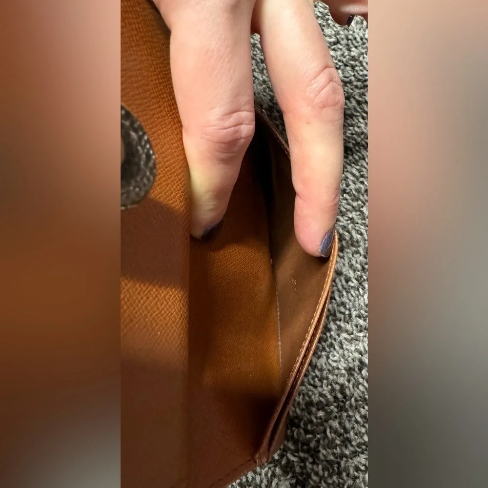 Louis Vuitton kiss lock monogram wallet